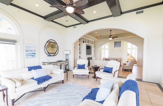 East Island Villa - Beachfront Luxury Home in Beachtown!