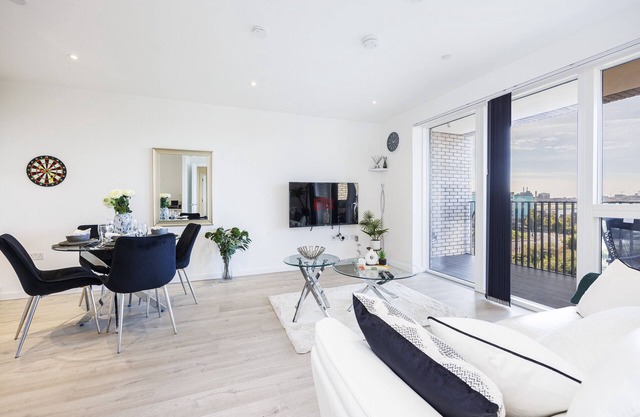 East London 2 Bedroom Apartment | Near LCY | Relocation | Long Stays