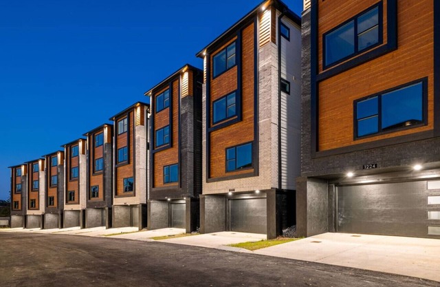 East Nash Luxury Escape w/Rooftop Deck-Sleeps 12!