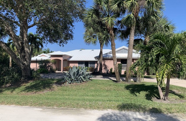 East of A1A, pool, steps from beach, pet friendly, South Beach