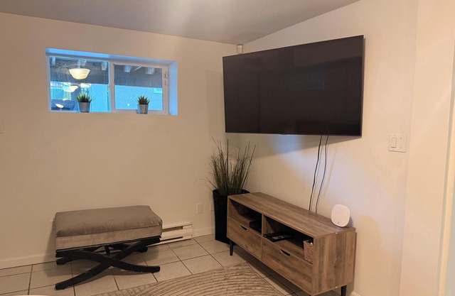 East Van Suite - 15 min walk to Commercial dr.-10 min drive to DT Van