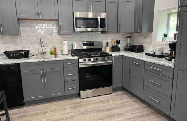 Eastside vibes ~ Roomy. Peaceful. Charming. Free parking, 3 BR, 2 bath, Sleeps 6