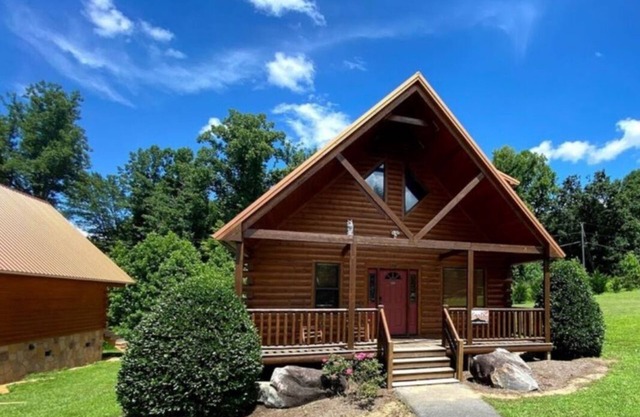 Easy Drive Resort Cabin w/Hot Tub, Mtn View, and Resort Pool Near National Park