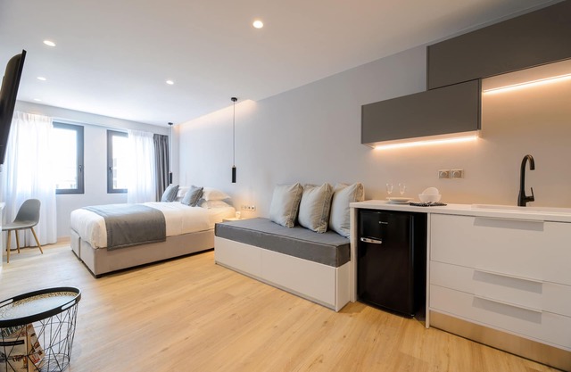 Easy Living Twin or Double room with City view - Convo 212 Aparthotel
