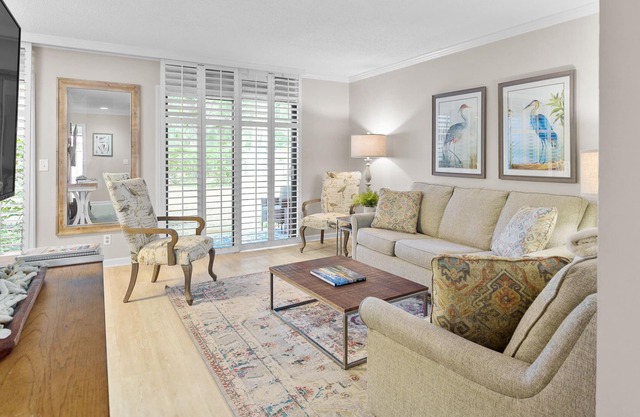 EASY WALK TO THE BEACH - PETS WELCOME - STEPLESS - PRIVATE ENCLOSED PATIO