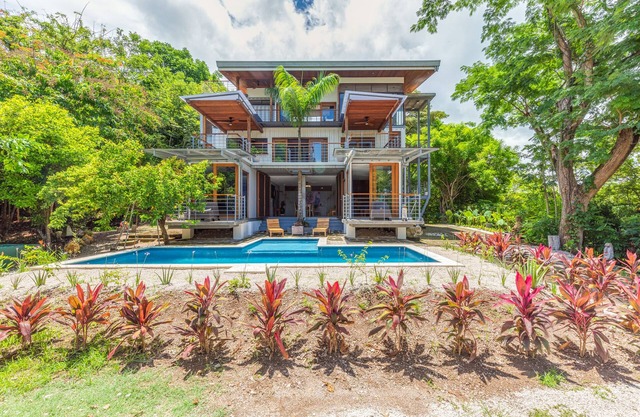 Eco friendly Casa with jungle and ocean views, walking distance to beach