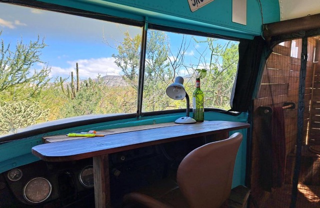 EcoBus rodeado de naturaleza y con vista a las montañas