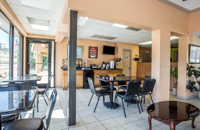 Econo Lodge Biltmore