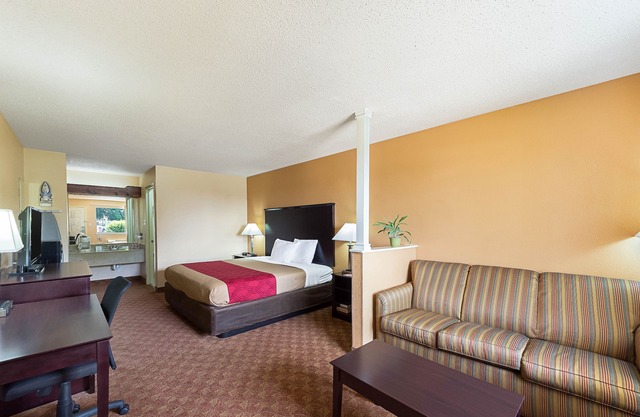 Econo Lodge Inn & Suites San Antonio near Frost Bank Center