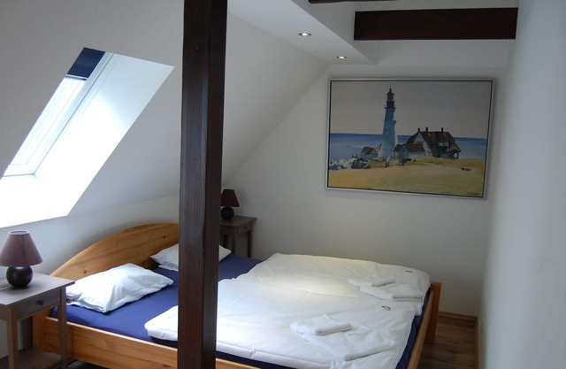 Eel house holiday accommodation 900m to the beach
