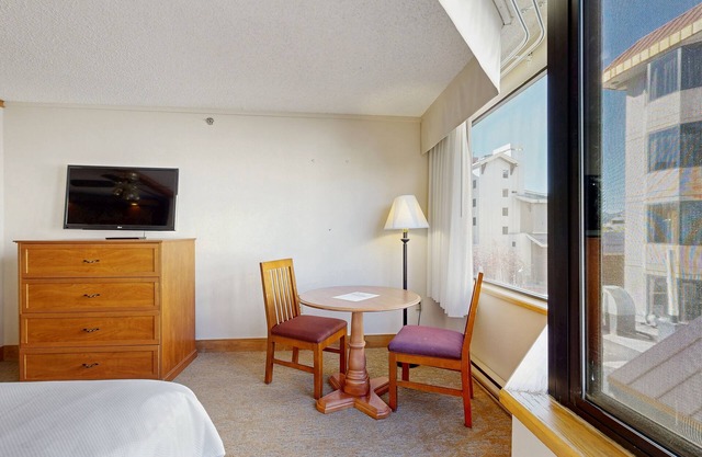 Efficient Mountain Escape W/Murphy Bed, Shared Pool, Slope Access & Kitchenette