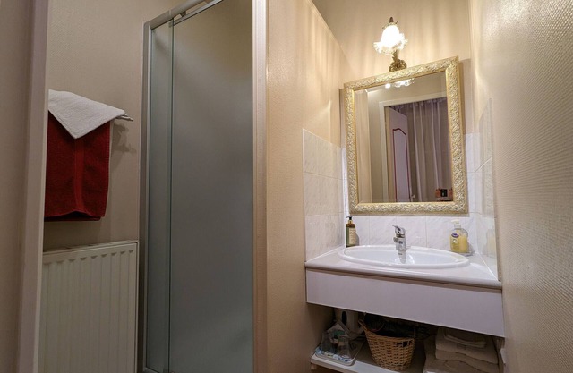 Eglantine Room: Charm in Loire Valley with Pool and Wifi