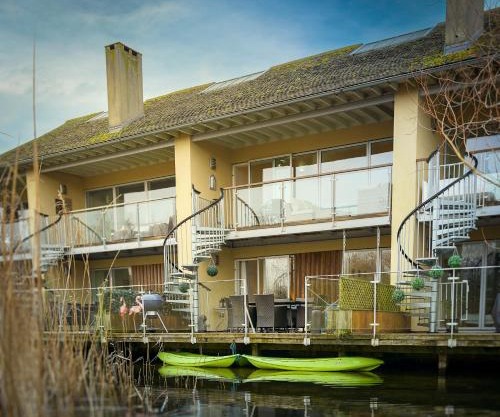Eider Cottage: Lake View & Access in the Cotswolds