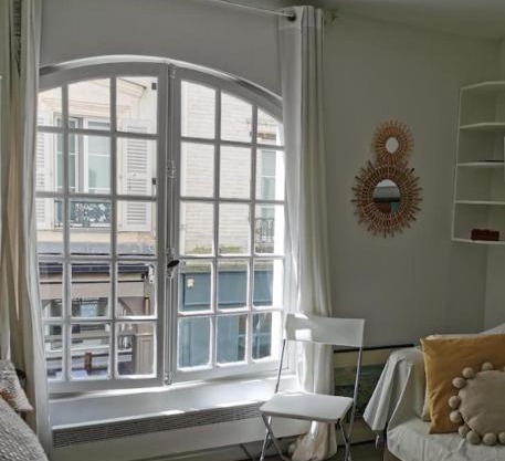 Eiffel Tower Magnificent apartment center Paris