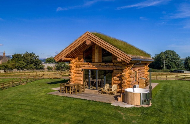 Eildon Melrose Holiday Cottages & Log Cabins - Luxury Log Cabin with Hot Tub