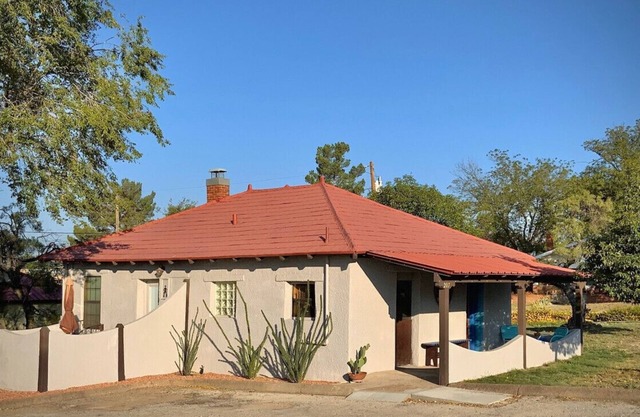 El Viejo Adobe - Across from Sul Ross campus!