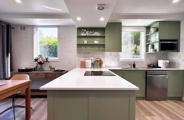 Elanora Escape- Hillside Retreat