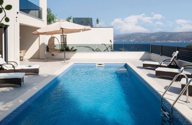 Elegance Villa Palm Bay 2, heated pool - 10 m from the sea, with sea view and balcony