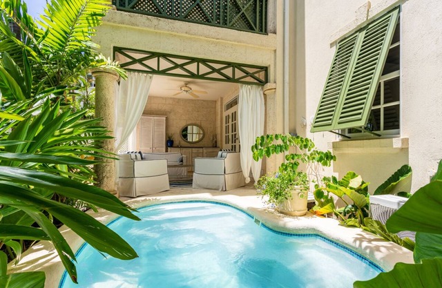 Elegant 2 bedroom apt, private pool, beach access - Moonshadow