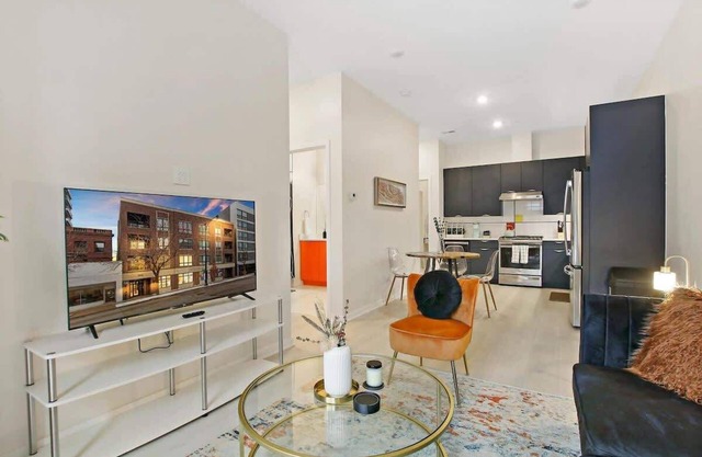 Elegant 2BR Apartment w/In-Unit Laundry