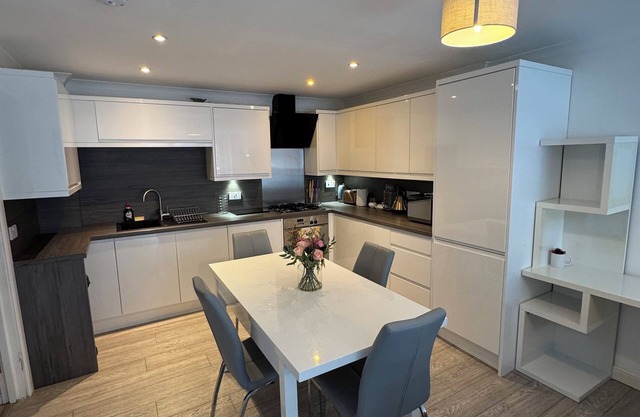 Elegant 3-Bedroom, 2-Bathroom Flat in Edinburgh’s Prestigious City Centre