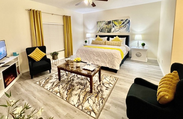 Elegant and Spacious 4 bed 3 bath Palm Bay Home