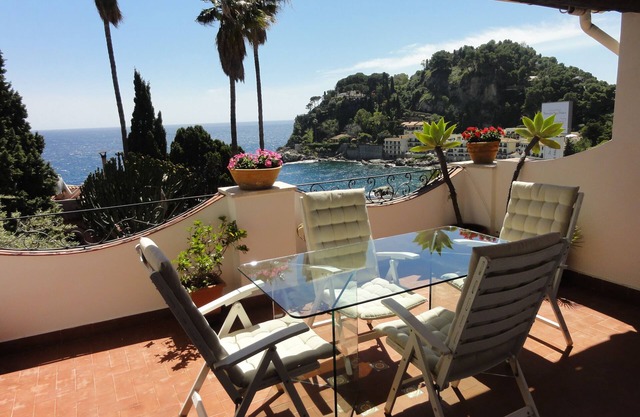 Elegant apartment in the heart of Taormina mare with amazing view!
