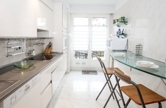 Elegant apartment with large terrace near Ondarreta beach