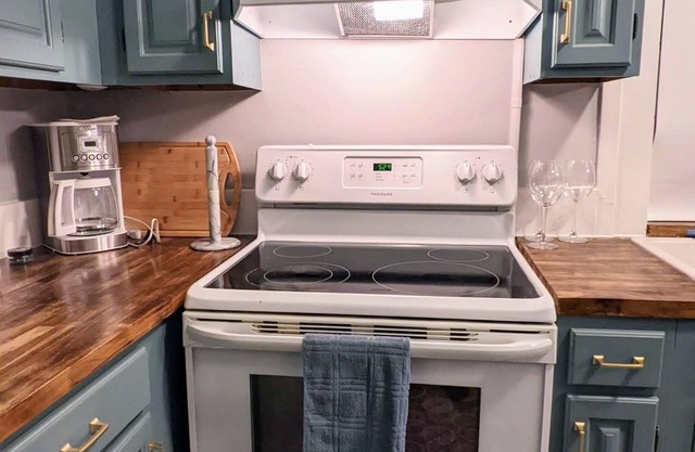 Elegant apartment with free onsite parking