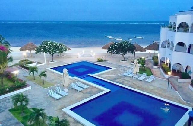 Elegant beach front apartment, pool, daily housekeeping, fast speed wi-fi