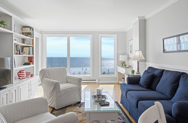 Elegant Beachfront Condo With Pool