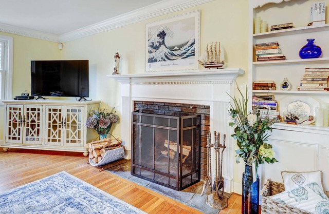 Elegant, charming, cozy Cape Cod Cottage with Beach Pass to Barnstable beaches