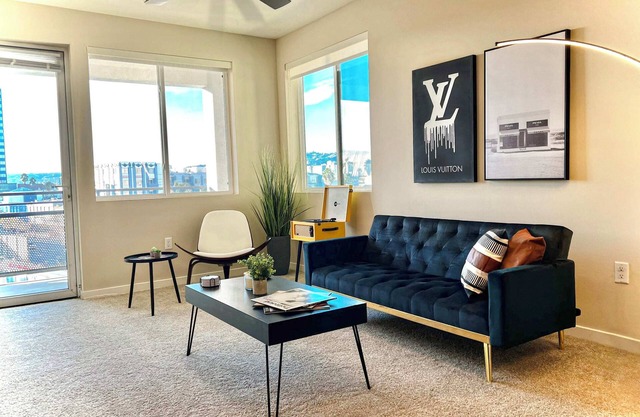 Elegant City Escape | Gym & Pool | 10mins to Cedar