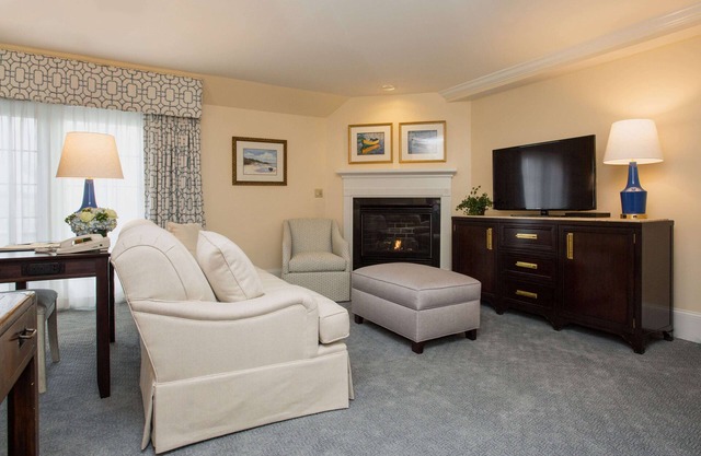 Elegant Club Suite | King Beds & Hydrotherapy Tub