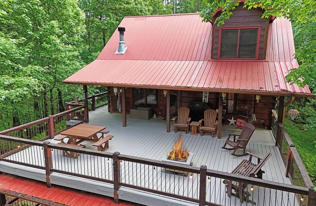 Elegant Escape- Executive Log Cabin Rental- 3br/2ba- Firepit- Wifi