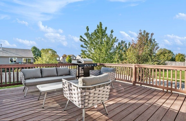 Elegant Escape-Fenced Yard, BBQ & Cozy Fire Pit!