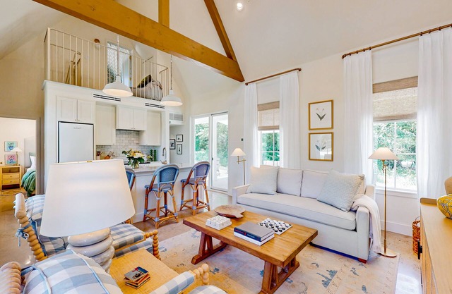 Elegant farmhouse-style cottage between Brenham with porch, open layout & loft