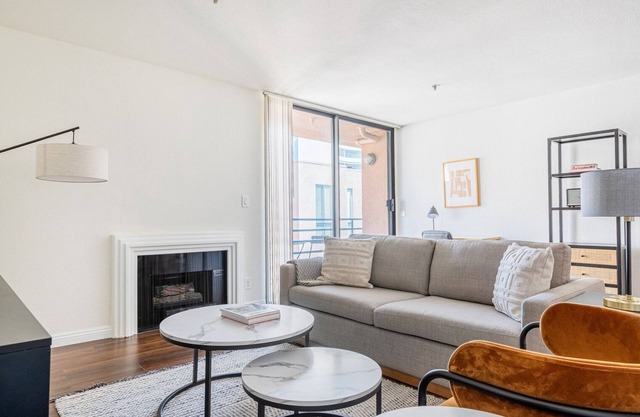 Elegant Hollywood 1BR w/Pool, walk to metro, restaurants, by Blueground