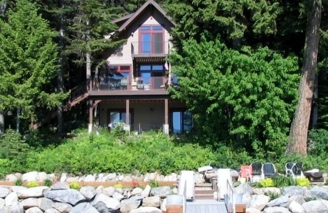 Elegant Lakefront Cabin, Private Dock, Bocce Ct, WiFi