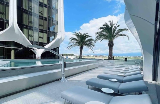 Elegant Luxurious Waterfront 2BD at Mermaid Waters