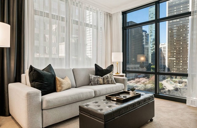 Elegant Luxury: 2 Beds King&Queen - 3 min walk to Convention Ctr | Valet Parking