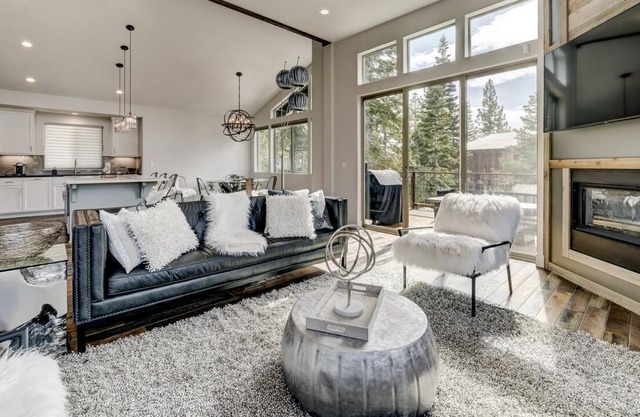 Elegant Luxury, Spacious Mountain Modern Tahoe Home (SL205)