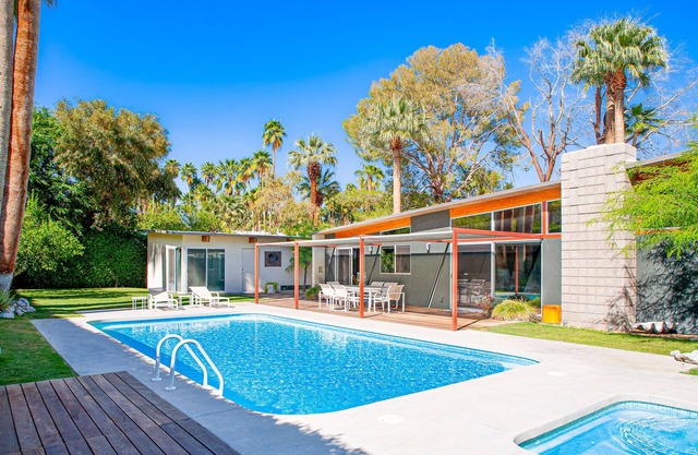 Elegant, mid-century Alexander butterfly home w/pool & gas grill