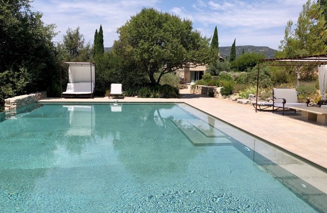 Elegant Provence Retreat with Infinity Pool – Near Aix-en-Provence