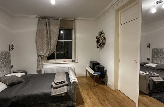 Elegant room with bathroom, one minute from Kensington tube