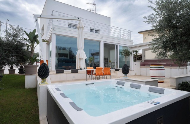 Elegant single villa with Jacuzzi