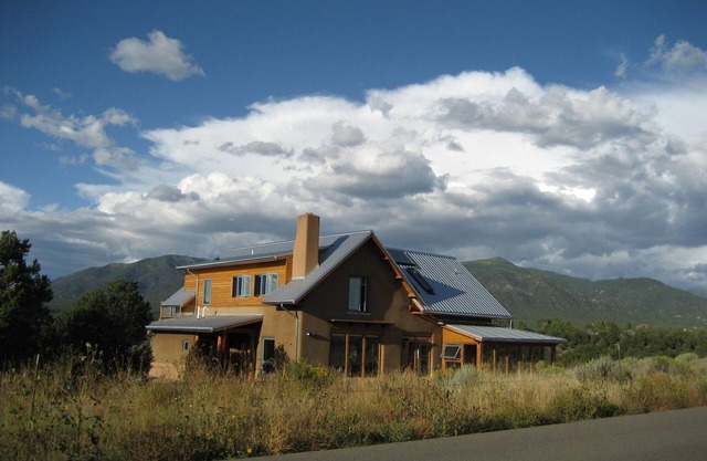 Elegant solar home - Midway between Taos and Taos Ski Valley