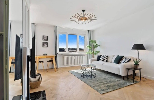 Elegant Studio w/High-Speed WiFi & Full Kitchen