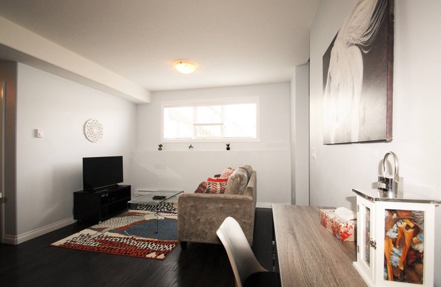 Elegant Suite near Airport 2Bd, 1BR, Parking - Two Bedroom Apartment, Sleeps 6