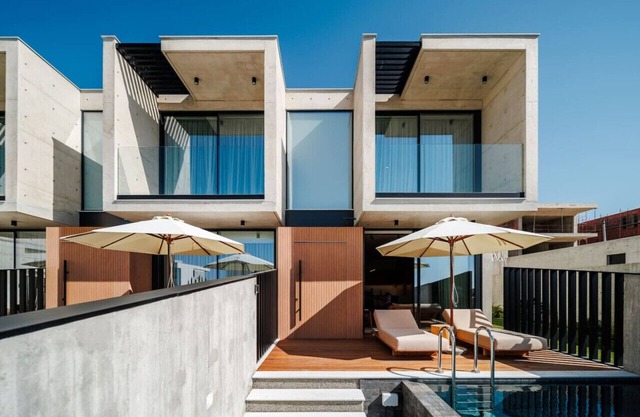 Elegant Townhouse with infinity pool and sea view